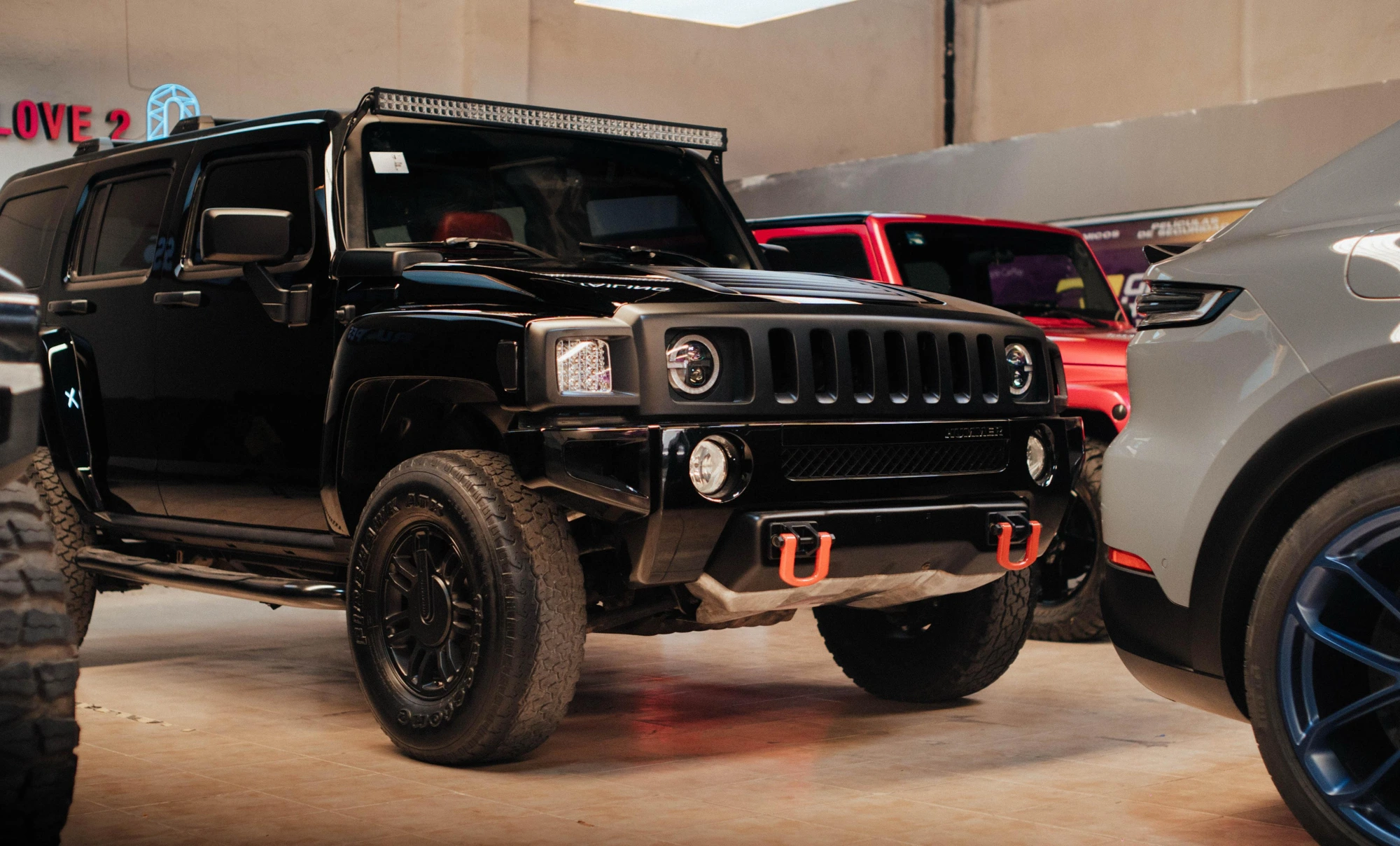 Hummer H2 negro recién detallado dentro del taller